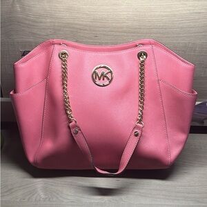 Michael Kors Jet Set Travel Large Chain Shoulder Tote in blossom pink leather